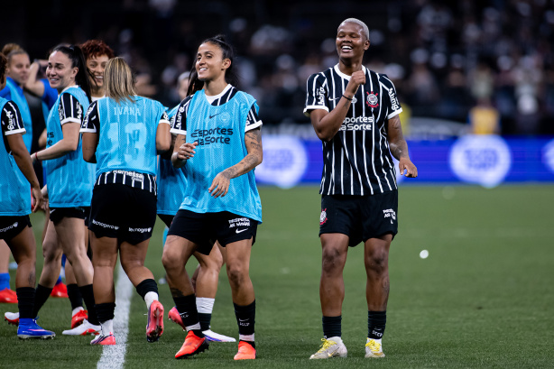 Jogadoras do Corinthians feminino em campo na Neo Química Arena