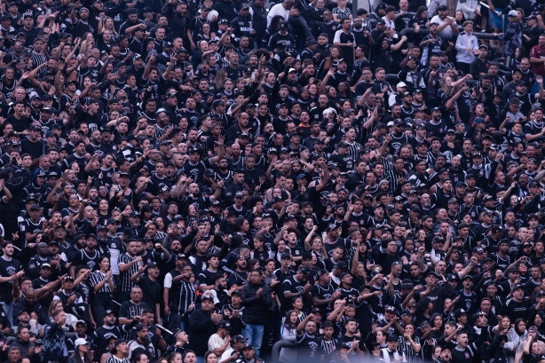 Torcida do Corinthians na Neo Química Arena apoiando o time