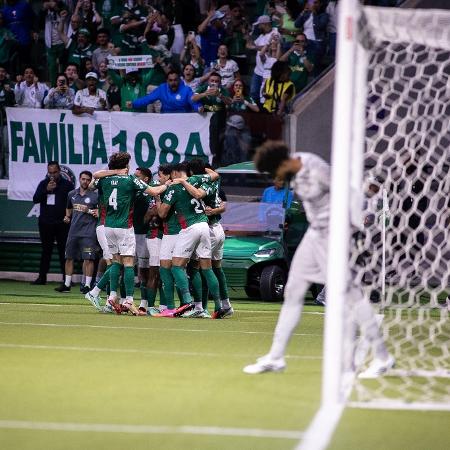 Jogadores do Corinthians em campo durante clássico contra o Palmeiras.