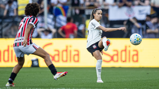 Jogadora Juliete, do Corinthians Feminino, em campo durante partida.