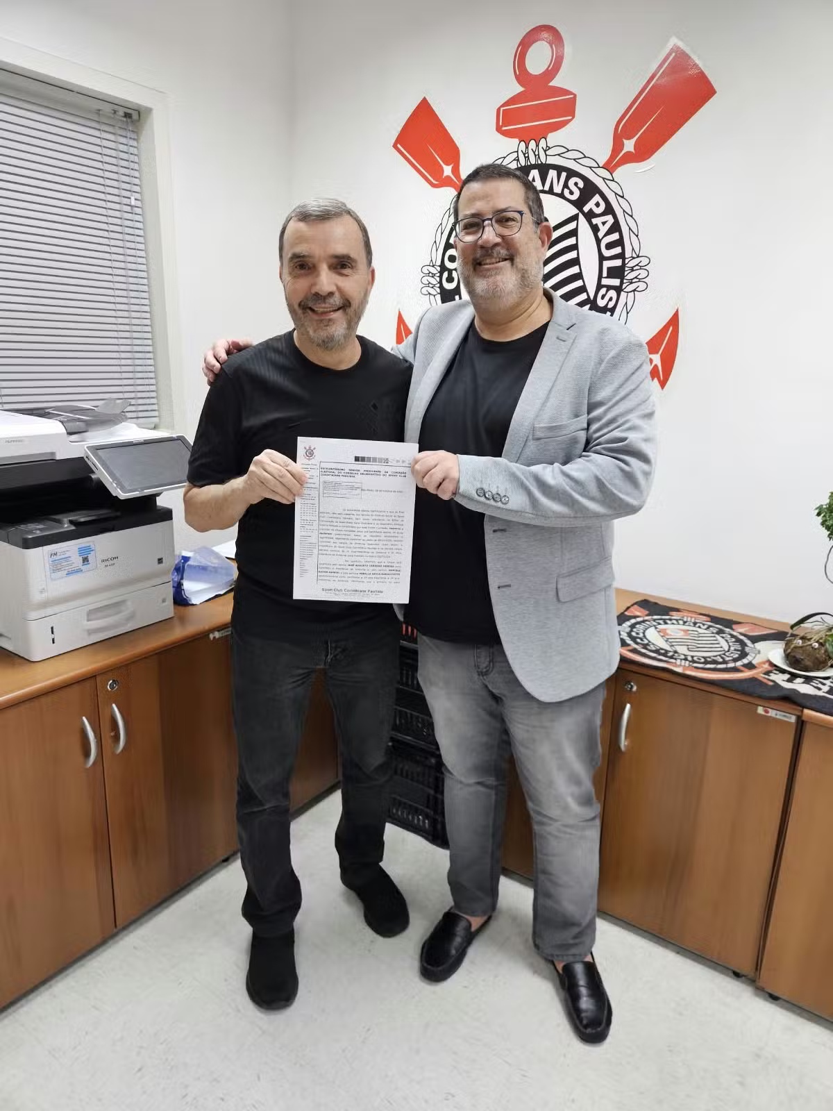 Zé Mendes e Marcelo Mandel durante registro da candidatura da Chapa 8 para a presidência do Corinthians.