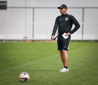 Jogadores da base do Corinthians em treinamento no CT.