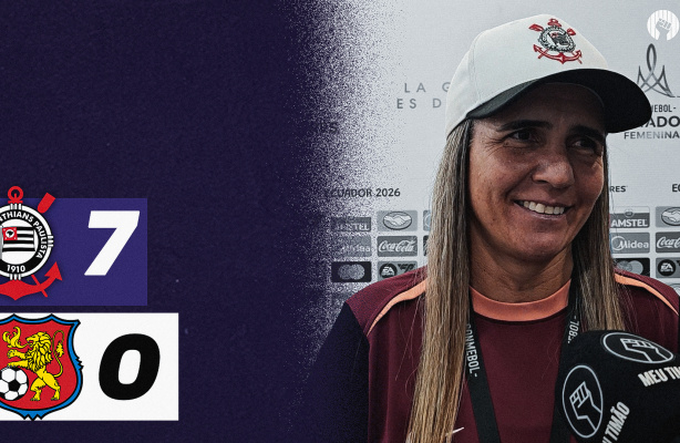 Técnica Emily Lima orienta o time feminino do Corinthians em jogo da Libertadores.