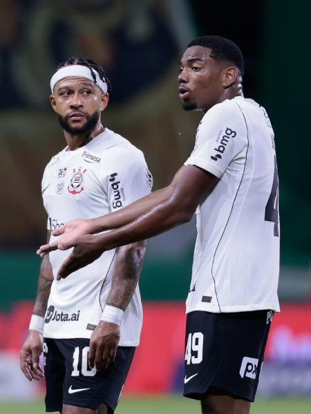 Jogadores do Corinthians em campo durante partida sob pressão na Neo Química Arena