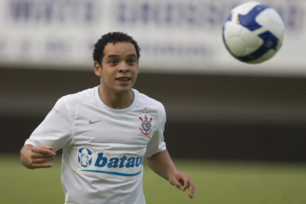 Lulinha com a camisa do Corinthians em campo