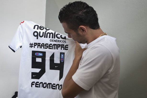 Leandro Castán e Ronaldo Fenômeno vestindo a camisa do Corinthians