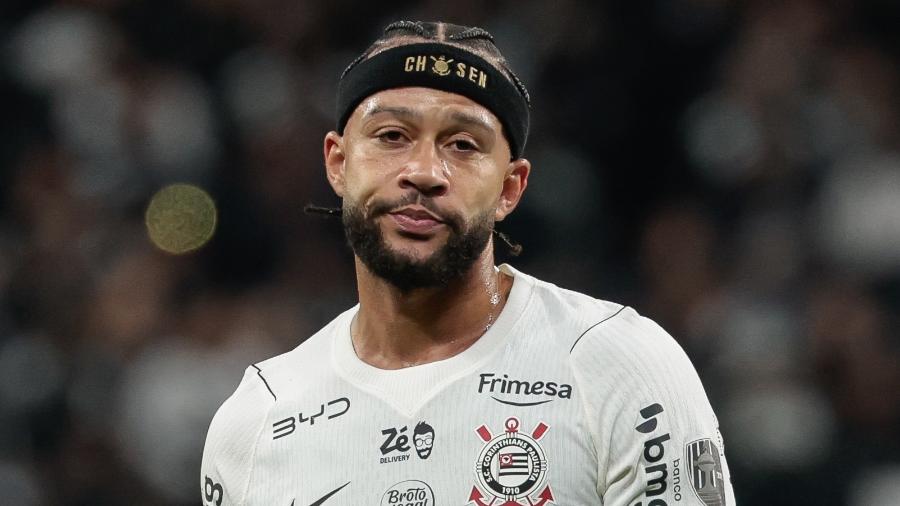 Memphis Depay durante treinamento no CT do Corinthians, observando exercícios.