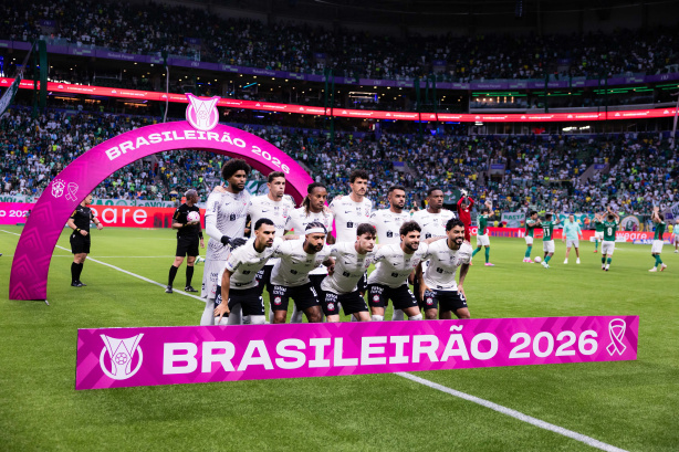 Jogadores do Corinthians perfilados no gramado durante partida do Campeonato Brasileiro