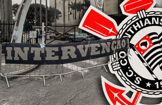 Torcedores do Corinthians protestando no Parque São Jorge.