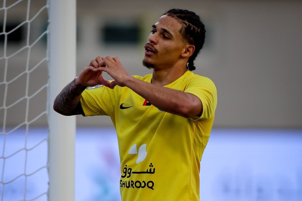 Guilherme Biro com a camisa do Al-Ittihad Kalba