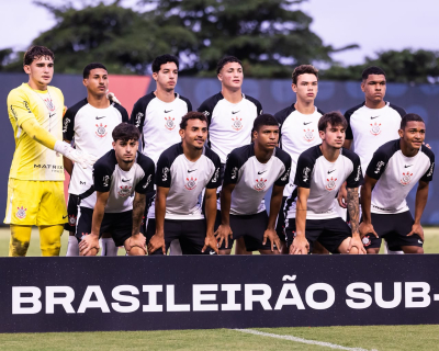 Jogadores do Corinthians Sub-17 em campo durante partida do Brasileirão