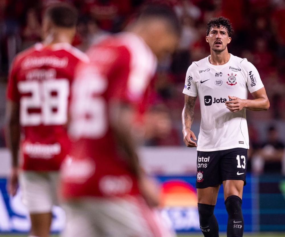 Jogadores do Corinthians em campo durante partida do Brasileirão.