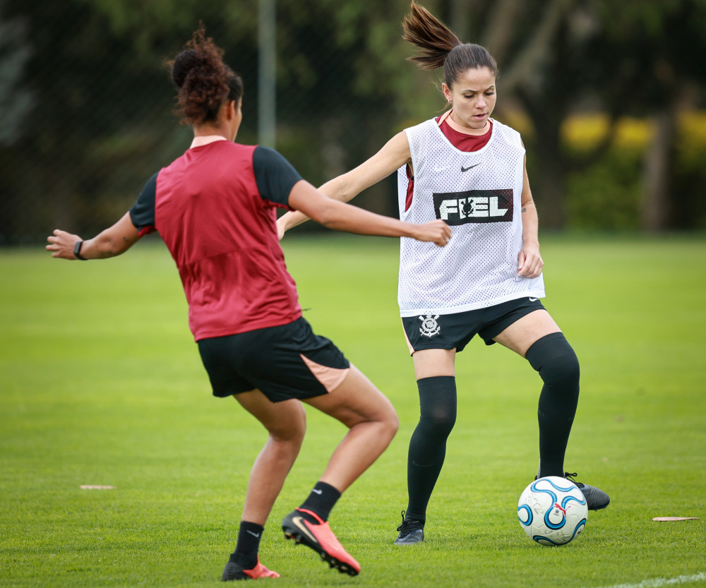 Jogadoras do Corinthians Feminino em treinamento no campo de jogo.