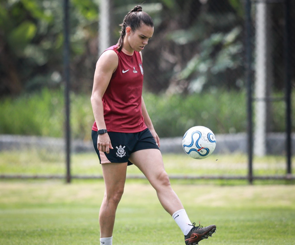 Atletas do Corinthians Feminino realizam treinamento tático no gramado do CT.
