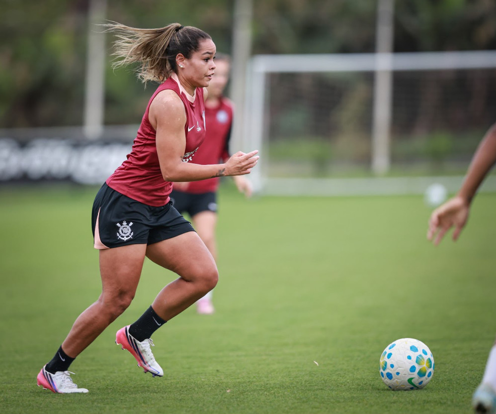 Jogadoras do Corinthians Feminino em treinamento tático no gramado.