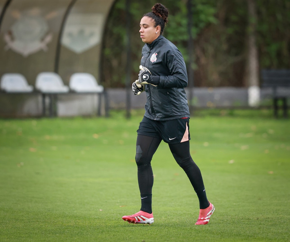 Jogadoras do elenco feminino do Corinthians durante treino no campo