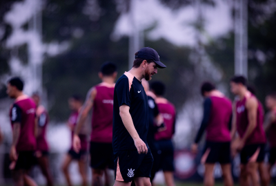 Jogadores do Corinthians durante treinamento no CT Dr. Joaquim Grava.