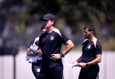 Treino do elenco do Corinthians no CT Joaquim Grava sob orientação da comissão técnica.