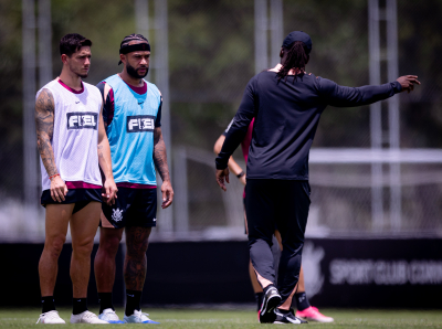 Clarence Seedorf orientando jogadores do Corinthians em campo no CT Joaquim Grava