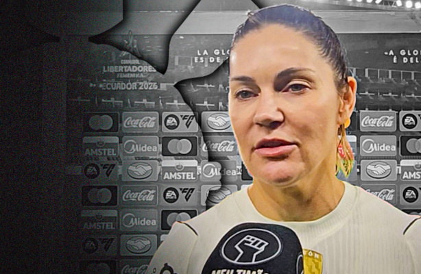 Gabi Zanotti com a camisa do Corinthians em campo.