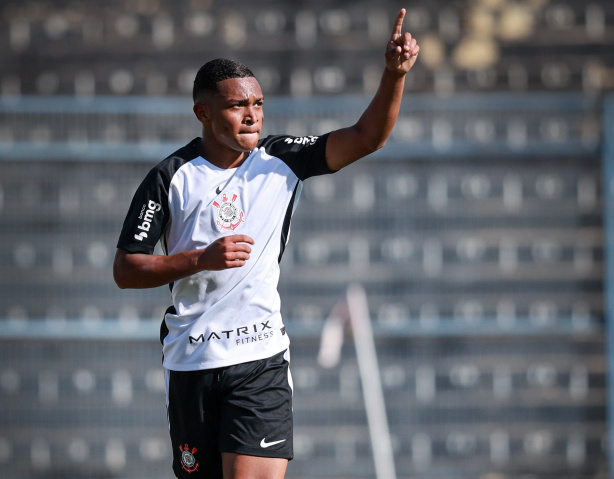 Atacante Léo Rodrigues comemorando gol com a camisa do Corinthians Sub-17