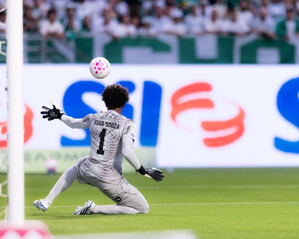 Goleiro Hugo Souza desolado após a partida contra o Palmeiras