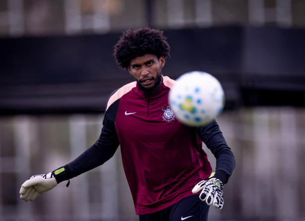 Goleiro Hugo Souza treinando no CT do Corinthians com foco no Dérbi.