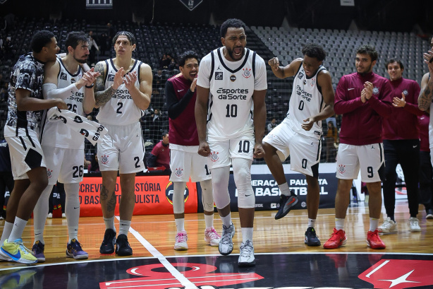 Jogadores do Corinthians em quadra durante treino de basquete.