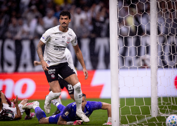 Gustavo Henrique comemorando gol pelo Corinthians