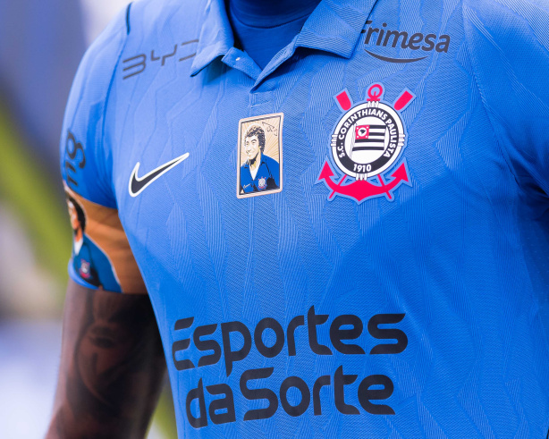 Basílio ao lado da nova camisa III do Corinthians inspirada em Tobias