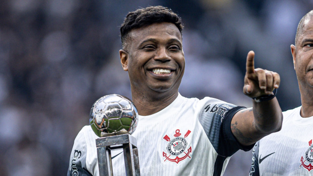 Edilson, ex-jogador do Corinthians, posa em evento oficial do clube.
