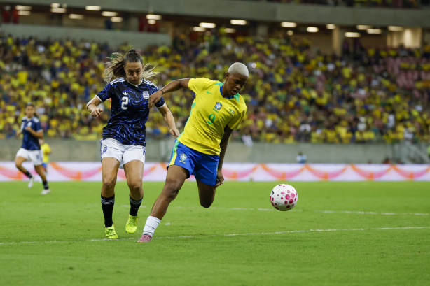 Atleta Jhonson com a camisa da Seleção Brasileira durante amistoso contra a Argentina.