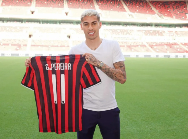 Gabriel Pereira atuando pelo Al-Rayyan, vestindo a camisa 11.
