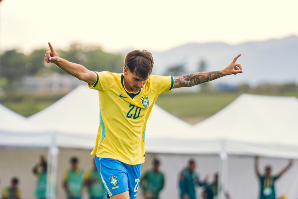 Lucca Caramico em ação pela base do Corinthians
