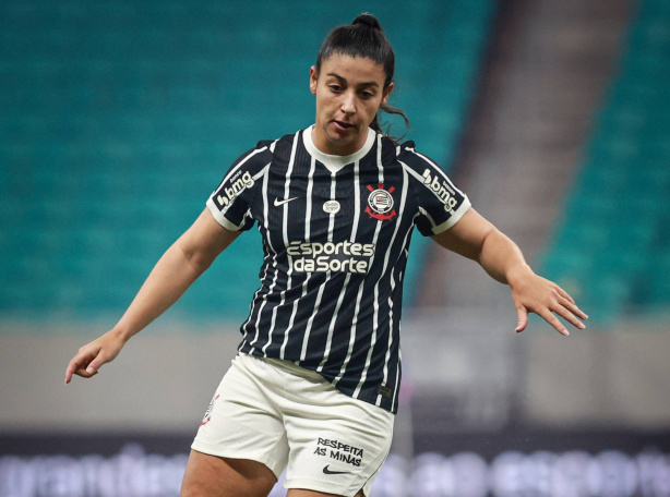 Duda Sampaio, meio-campista do Corinthians, em campo durante partida das Brabas.