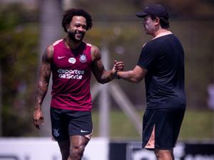 Memphis Depay em treinamento com a camisa do Corinthians.