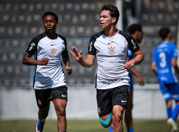 Atacante Miguel Moscardo comemorando gol com a camisa do Corinthians.