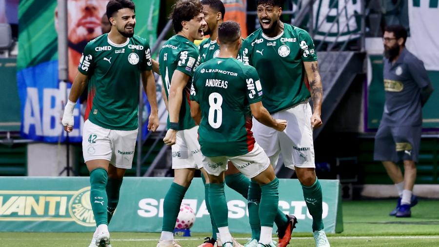 Jogadores do Corinthians em campo durante clássico contra o Palmeiras no Nubank Parque.