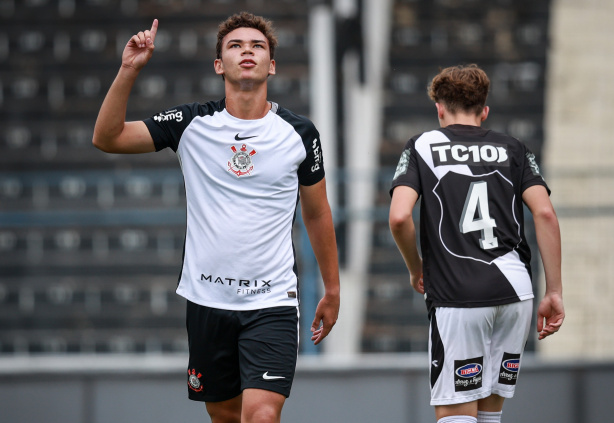 Centroavante Miguel Moscardo comemorando gol pela base do Corinthians