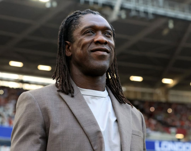 Clarence Seedorf durante atividade como treinador de futebol.