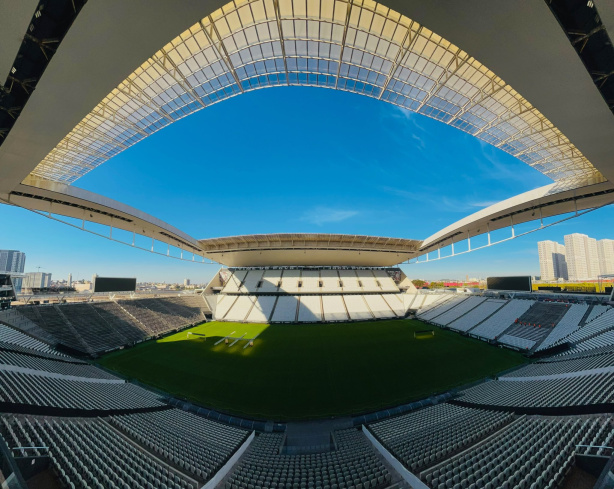 Fachada da Neo Química Arena sob luz do dia.