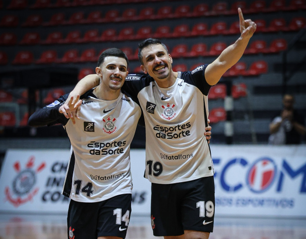 Jogadores do Corinthians futsal comemorando gol