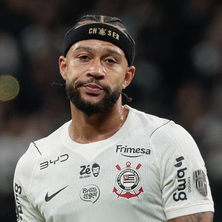 Jogador Memphis em treinamento no CT Joaquim Grava