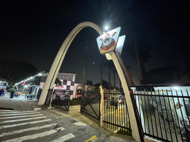 Fachada da Neo Química Arena em dia de jogo do Corinthians