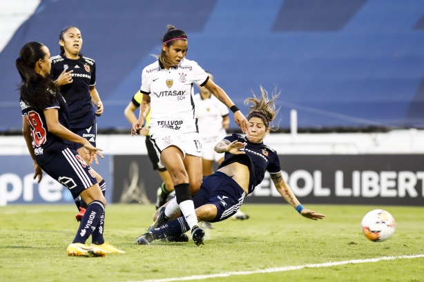 Jogadoras do Corinthians Feminino em campo durante partida da Libertadores.