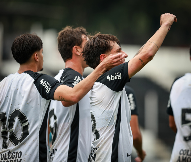 Jogadores do time Sub-17 do Corinthians em partida disputada na Fazendinha.