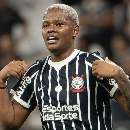 Jogadoras do Corinthians em aquecimento no gramado antes de partida decisiva.
