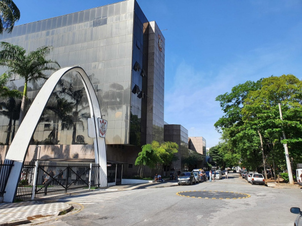 Fachada do Parque São Jorge com elementos da campanha Outubro Rosa.