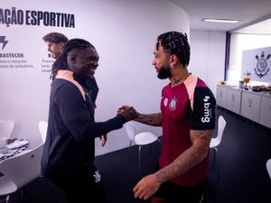 Clarence Seedorf comandando treinamento no gramado do CT Joaquim Grava.