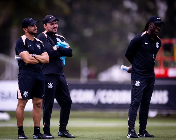 Técnico Clarence Seedorf orientando treino no CT Dr. Joaquim Grava